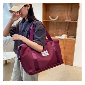 Grand sac de voyage violet foncé, sac de sport étanche et sac de week-end spacieux.