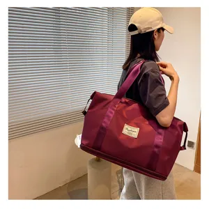 Vue détaillée du grand sac de voyage imperméable montrant sa bandoulière robuste.