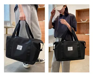 Vue détaillée du sac de voyage étanche de grande capacité avec poignées solides et étiquette.