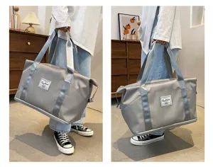 Vue détaillée du grand sac de voyage imperméable et élégant de couleur gris sport.