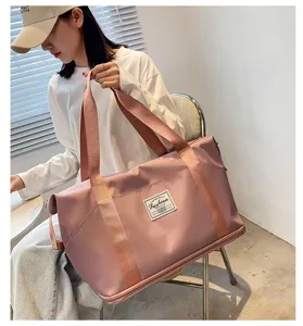 Grand sac de voyage imperméable, sac de sport rose de grande capacité pour bagage et loisirs.