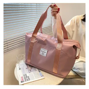 Détail de sac de voyage imperméable rose, grand sac de sport et de bagage de fitness.