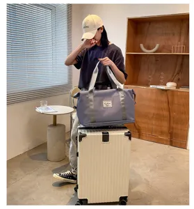 Grand sac de voyage imperméable et de grande capacité pour le sport et les déplacements.