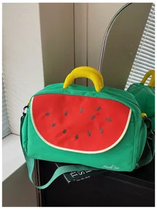 Primo piano sui dettagli della borsa da viaggio anguria carina con manici gialli e ricamo.