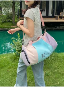 Dettaglio borsa da viaggio color-block, elegante borsa sportiva con tracolla.