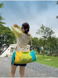 Borsa da viaggio sportiva colorata impermeabile fitness palestra borsone dettaglio vista