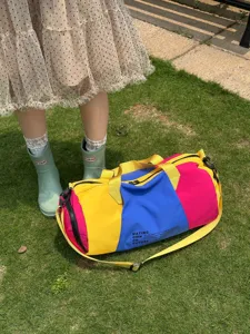 Borsa da viaggio color-block, borsone sportivo impermeabile e borsa a tracolla casual.
