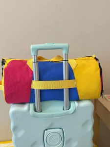 Borsa da viaggio colorblock con fascia per trolley, ideale per weekend e sessioni in palestra.