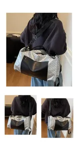 Vista dettagliata della borsa da viaggio intrecciata in argento con tasca frontale nera.