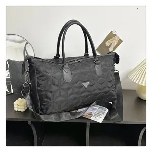 Grand sac de voyage noir avec bandoulière, idéal pour les déplacements professionnels.