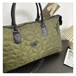 Sac de voyage matelassé vert armée avec poignées noires, grand compartiment et bandoulière.