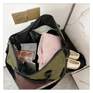 Détail intérieur du grand sac de voyage matelassé, montrant un espace de rangement spacieux.