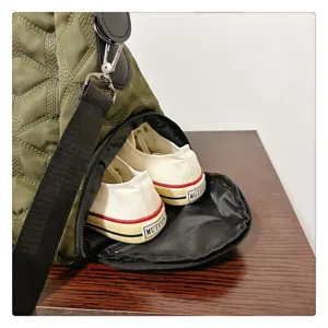 Sac de voyage matelassé vert avec compartiment à chaussures séparé pour week-end.