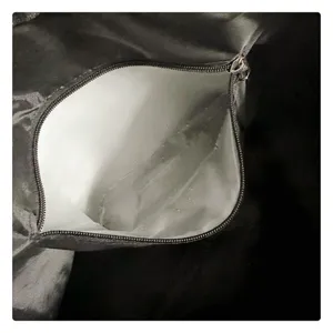 Vue détaillée de la doublure intérieure et de la poche zippée du sac de voyage imperméable.