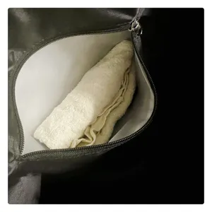 Détail de la poche zippée intérieure du sac de voyage avec doublure claire pour rangement.