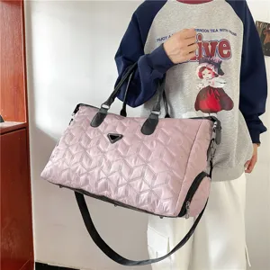 Sac de voyage matelassé en nylon rose avec compartiment chaussures pratique.