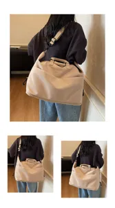 Vue détaillée du sac de voyage pliable et léger avec sangle de bandoulière et poignée confortable.