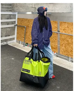 Grand sac de voyage de grande capacite en vert noir pour le sport et fitness global.