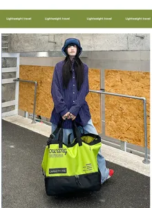 Vue détaillée du grand sac de voyage avec compartiment inférieur, idéal pour le sport.