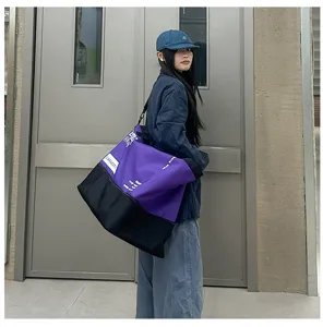 Grand sac de voyage bandoulière pour courts trajets, fitness et rangement quotidien.