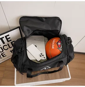 Μεγάλη μαύρη αθλητική τσάντα duffel για γυμναστήριο, ταξίδια και υπαίθριες δραστηριότητες.