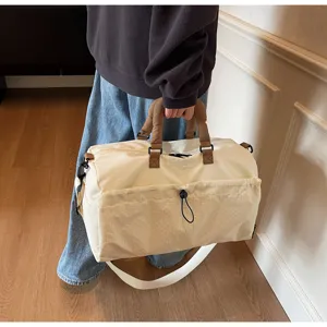 Grand sac de voyage de sport avec poignées rembourrées et poche avant à cordon.