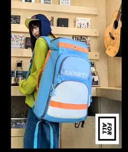 Vue détaillée du grand sac à dos de voyage bleu, scène lifestyle avec mannequin et sac.