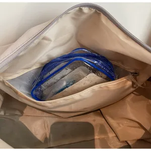 Vue détaillée du sac de voyage avec poche transparente étanche et séparation sec-humide