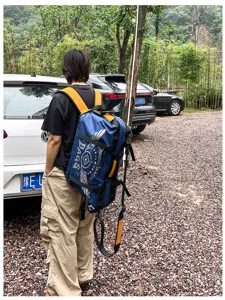 Sac à dos de voyage multifonctionnel de grande capacité, design bleu élégant pour le travail.