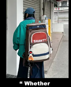 Vue détaillée du grand sac à dos colorblock pour les voyages, l'usage quotidien et le sport.