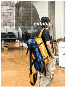 Sac à dos de voyage multifonctionnel bleu et jaune avec détails pour une utilisation en plein air.