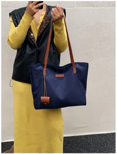 Kompsi skoyra mple nylon tsanta tote me kafe dermatina cheroylia gia kathimerini xrisi taxidia.