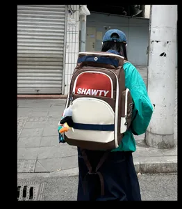 Vue detaillee du sac a dos tendance avec grande capacite de rangement et beau motif.