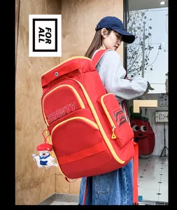 Sac à dos de voyage rouge en détail avec grand espace de rangement et poches avant