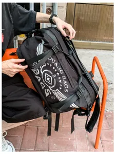 Vue détaillée du sac à dos de voyage multifonctionnel, grand volume avec des sangles robustes.