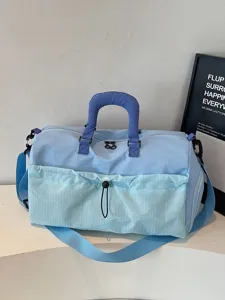Grand sac de voyage de sport pour fitness, yoga et courts séjours avec bandoulière pratique.