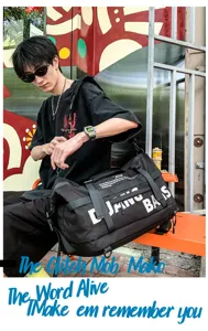 Gros plan d'un grand sac à dos de voyage noir, montrant des sangles solides et un design pratique.