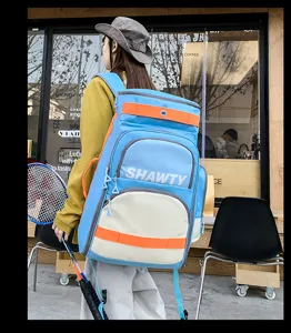Vue détaillée du grand sac à dos de voyage au design élégant en bleu et orange.
