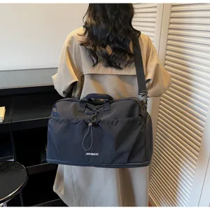 Schwarze große Reisetasche mit verstellbarem Schultergurt für Fitness und Kurztrip.