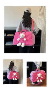 Vue détaillée du sac de voyage rose avec un joli ours en peluche et grande capacité.