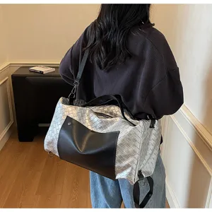 Grande borsa da viaggio intrecciata argento, elegante borsa a tracolla per viaggi e affari.