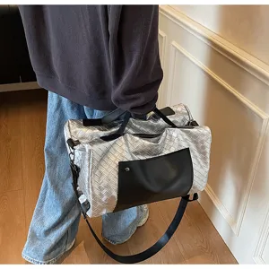 Borsa da viaggio intrecciata argento con dettagli in pelle nera, grande capacità casual.