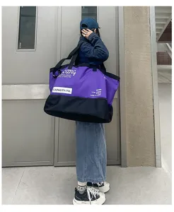 Grand sac de voyage de grande capacité pour le fitness et le sport avec design violet.