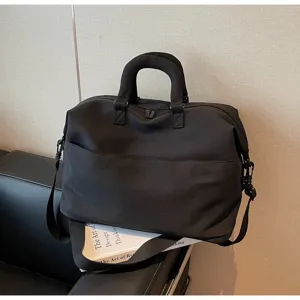 Grand sac de voyage noir avec bandoulière pour salle de sport et voyages d'affaires.