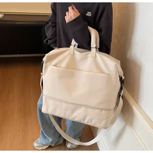 Grand sac de voyage souple et unicolore avec bandoulière pour voyages et salle de sport.