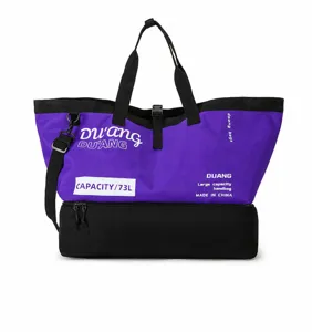 Vue détaillée du grand sac de voyage souple violet avec compartiment inférieur séparé pour chaussures.