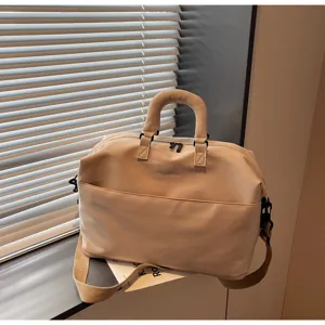 Sac de voyage kaki pratique en tissu résistant avec bandoulière pour de courts séjours.