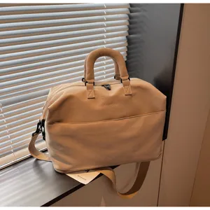 Sac de voyage unicolore minimaliste de grande capacité avec sangle d'épaule robuste pour le fitness.
