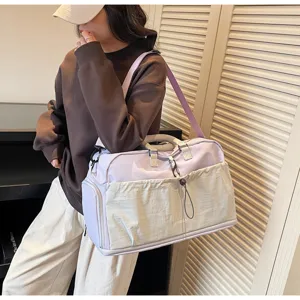 Detailansicht der Reisetasche mit großer Kapazität, Nass-Trocken-Trennung und praktischem Design.