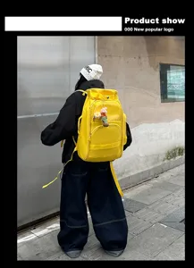 Sac à dos de voyage jaune de grande capacité de style coréen pour le sport et les loisirs.